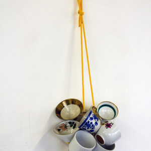 Schöne arbeiten (tazas). Tazas de porcelana, cuerda, papel adhesivo y gancho. 70 x 25 x 20 cm. 2012